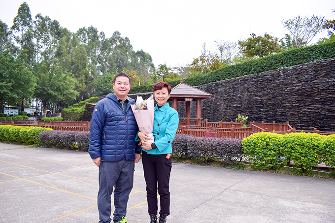 徐靚老師與張?zhí)炫嘈iL合影