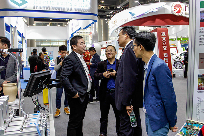 張?zhí)炫嘈iL(zhǎng)與專業(yè)觀眾“暢聊”