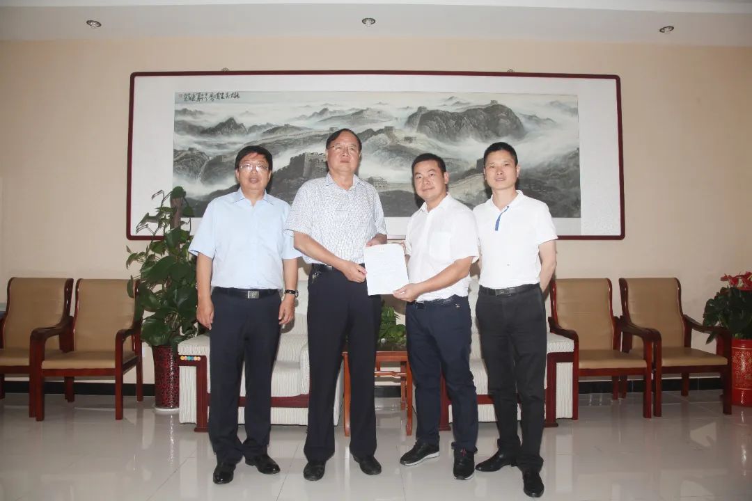 2016年7月23日,高新教育集團(tuán)董事長張?zhí)炫嗯c衡水第一中學(xué)校長張文茂在衡水第一中學(xué)簽訂合作協(xié)議書。.jpg 圖片